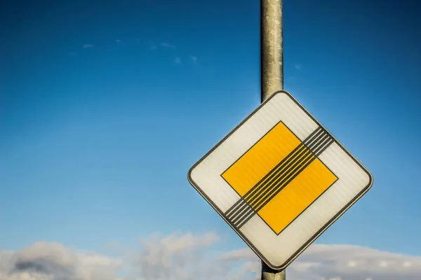 青色の背景に道路標識 — ストック写真