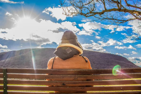 Jovem Viagem Menina Menino Bela Natureza Paisagem Volta Câmera — Fotografia de Stock