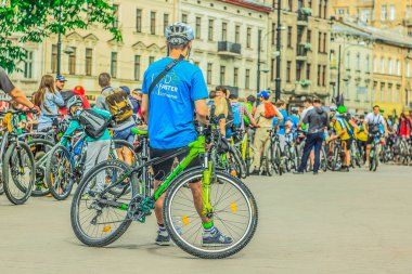 Lviv. Ukrayna - 05.21.2017 - Bisiklet gün toplantıda şehir parkı ile insanlar ve portre kalabalık