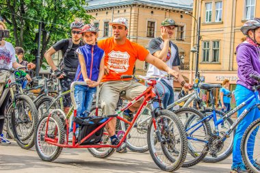 Lviv. Ukrayna - 05.21.2017 - Bisiklet gün toplantıda şehir parkı ile insanlar ve portre kalabalık