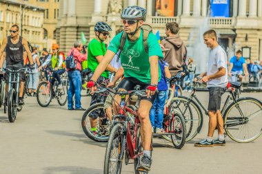 Lviv. Ukrayna - 05.21.2017 - Bisiklet gün toplantıda şehir parkı ile insanlar ve portre kalabalık