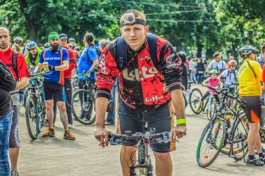 Lviv. Ukrayna - 05.21.2017 - Bisiklet gün toplantıda şehir parkı ile insanlar ve portre kalabalık