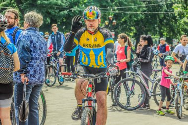 Lviv. Ukrayna - 05.21.2017 - Bisiklet gün toplantıda şehir parkı ile insanlar ve portre kalabalık