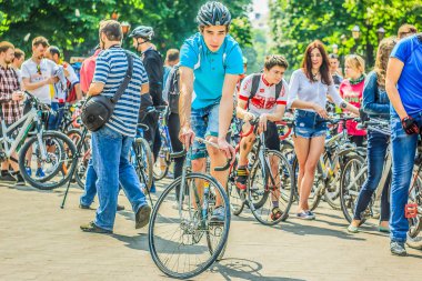 Lviv. Ukrayna - 05.21.2017 - Bisiklet gün toplantıda şehir parkı ile insanlar ve portre kalabalık