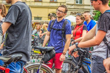 Lviv. Ukrayna - 05.21.2017 - Bisiklet gün toplantıda şehir parkı ile insanlar ve portre kalabalık