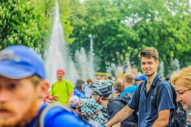 Lviv. Ukrayna - 05.21.2017 - Bisiklet gün toplantıda şehir parkı ile insanlar ve portre kalabalık