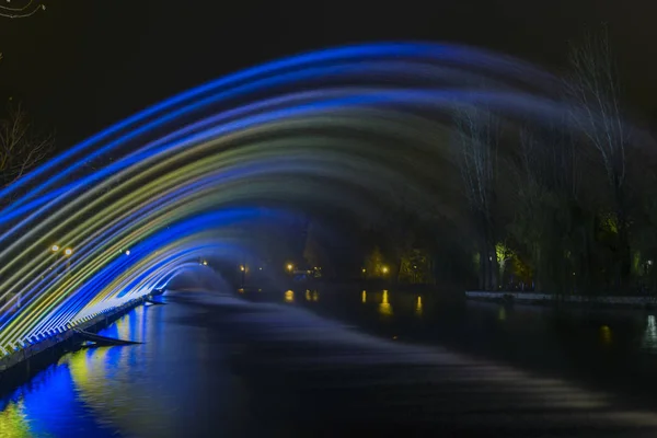 Lange Belichtung Nachtbrunnen Mit Blauen Und Gelben Farben Scheinwerferbeleuchtung — Stockfoto