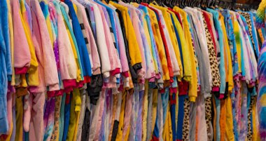 Renkli kumaşlar satmak için tezgahta kigurumi pijamaları 