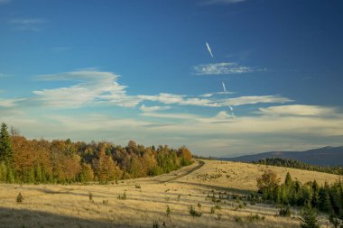 Peri masalı sonbahar mevsimi. Sarı ve kahverengi renkler. Dağlık vadi.