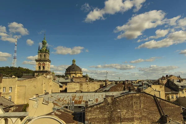 都市のトップビュー中世都市センター貧しい家の屋根を持つウクライナのリヴィウ大聖堂ドームと東ヨーロッパの町役場の塔観光地 — ストック写真