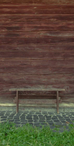 Rustykalna Scena Wiejska Pustej Drewnianej Ławki Podwórku Zieloną Trawą Tarasem — Zdjęcie stockowe