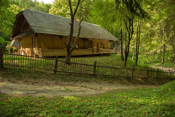 Ukraiński Tradycyjny Wiejski Drewniany Dom Rustykalny Ogrodzony Cienką Palisadą Ogrodzie — Zdjęcie stockowe