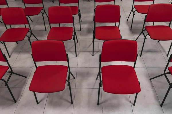 Sillas Rojas Espacio Trabajo Hall Piso Interior Azulejo Blanco Sin —  Fotos de Stock