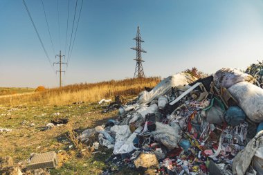 Çöp yığını tepe kirli alan çevre yan alanı elektrik yüksek voltajlı kablolar kule kentsel peyzaj nesnesi, Dünya küresel felaket konsepti 