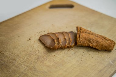 Basturma lezzetli et yemeği. Baharatlı et yemeği. Ahşap kesme güvertesi.