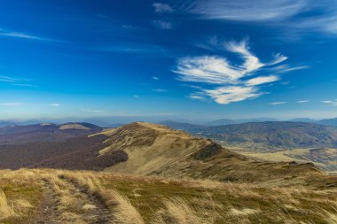 Dağ sırtı manzarasının görkemli manzarası. Kuzey Avrupa 'nın vahşi doğa manzarası. Açık bir günde canlı mavi gökyüzü bulutları. 