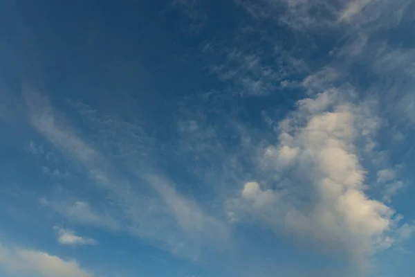 Lebendige Blaue Himmel Flauschig Weiße Wolken Natur Hintergrund Tapete Muster — Stockfoto