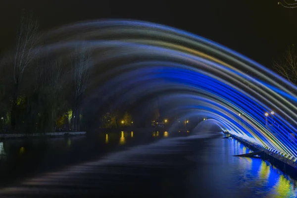 Long Exposure Night City Illumination Highlighted Fuzzy Fountain Stream — Stock Photo, Image