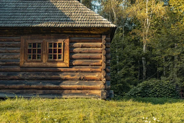 北ヨーロッパの古代建築北欧諸国森林自然屋外環境の伝統的な木造教会の建物 — ストック写真