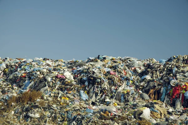 Büyük ve korkunç çöp yığını dağ kirliliği ve ekolojik felaket günümüzde gerçek kavram fotoğrafçılık arka planı. Metnin veya yazıtların için boş fotokopi alanı var.  