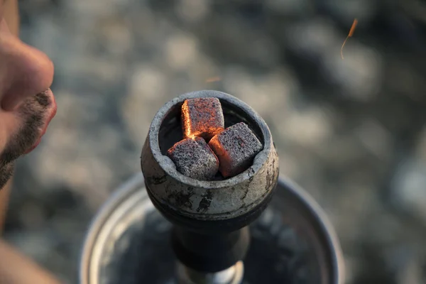 Nargile Kömürü Üfleyip Insan Dudaklarıyla Işıldıyor Sigara Içme Sürecini Kolaylaştırmaya — Stok fotoğraf
