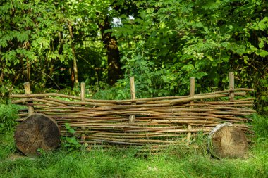 Kırsal kırsal ahşap dekoru bahçe dış nesne parkın açık hava yeşil çevre simetrisi arka plan görüntüsü 