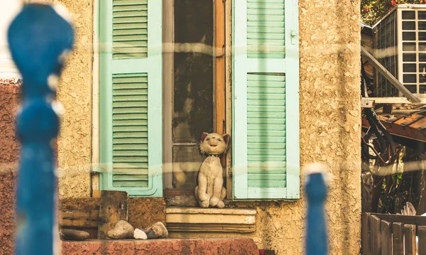 Altes Stofftier Der Katze Auf Fensterbank Wohnhaus Hinterhof Außendekoration Vintage — Stockfoto