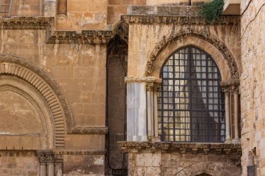 Ortaçağ katedrali arka plan taş mimari şekilleri ve büyük kemer pencereleri inşa ediyor.  