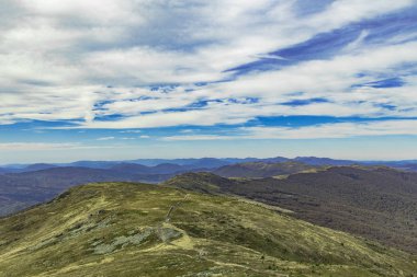 Güney Karpatya Dağ Sırtı 'nın en iyi hava fotoğrafçılığı Transilvanya Romanya' nın ünlü turistik merkezindeki dramatik manzara 