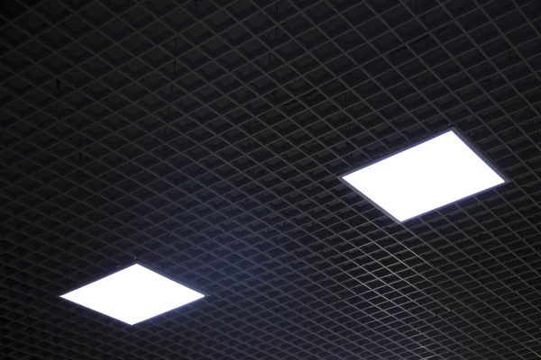 Dunkler Korridor Innenhintergrund Mit Moderner Dachlampe Weiße Beleuchtung Auf Schwarzer — Stockfoto