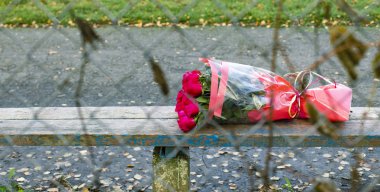 Boş ilişkiler konsepti. Terk edilmiş buket gül çiçekleri. Açık hava depresyonu. 