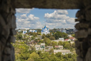Ortaçağ şatosundaki yasal boşluklardan yola çıkarak rengarenk bahar günü ortaya çıkan ortodoks kilise binasının doğu Avrupa 'daki ortak manzarası. 
