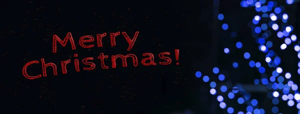 メリークリスマステキストグラフィックデザイン壁紙ポスター冬の休暇のコンセプト黒の背景とガーランド青の照明Bokehライト — ストック写真
