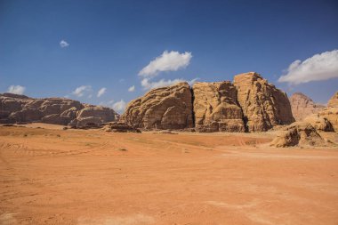 Wadi Rum Çölü manzarası Kum Vadisi manzarası Ürdün Ortadoğu Arap ülkesindeki kayalık dağ silsilesiyle çevrili 