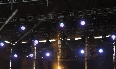 müzik sahnesi dış atmosferik atmosfer projeksiyon projektörü aydınlatma dramatik gün batımı turuncu ışık arkasında inşaat 