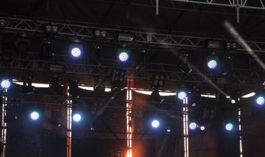 müzik sahnesi dış atmosferik atmosfer projeksiyon projektörü aydınlatma dramatik gün batımı turuncu ışık arkasında inşaat 