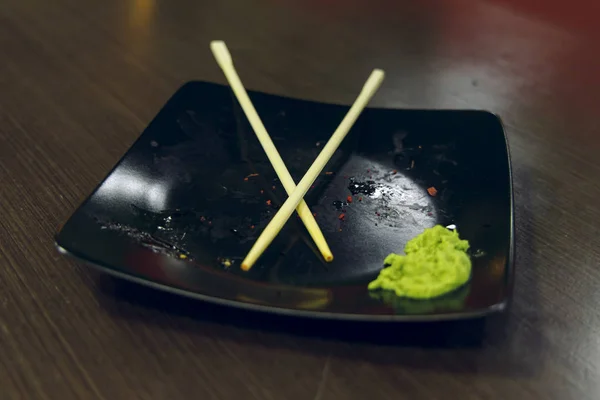 Dirty Dish Sushi Rolls Japanese Traditional Sticks Wasabi Back Plate — ストック写真