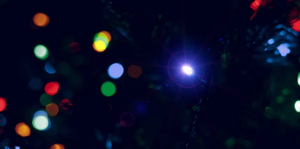 Guirnalda Árbol Navidad Iluminación Luz Azul Con Resplandor Bokeh Desenfocado — Foto de Stock
