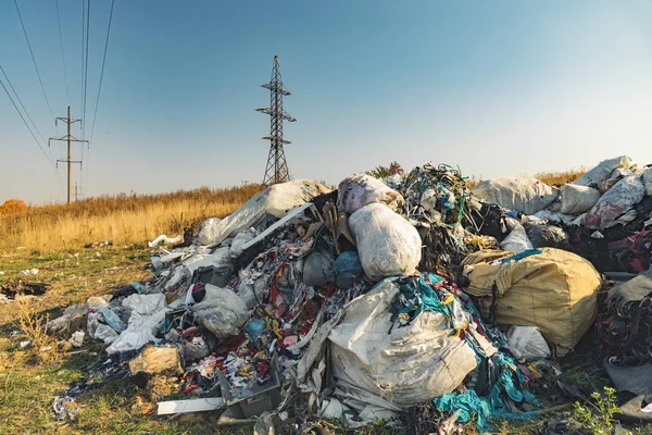 Vervuild Landschap Vliegen Vuilnisbelt Land Kant Veld Milieu Met Hoogspanningsdraden — Stockfoto