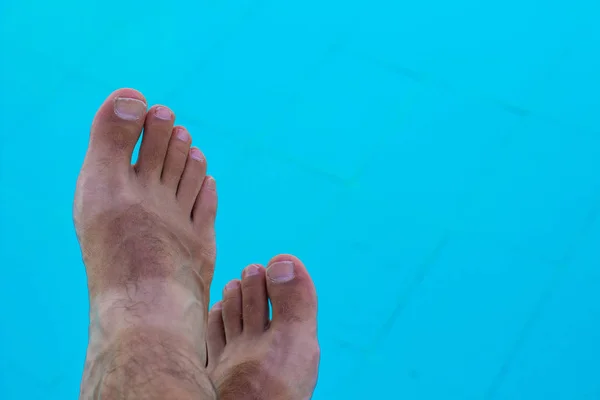 オス素足面白い日焼けオンスイミングブルーアクアマリン水空の背景コピースペース — ストック写真