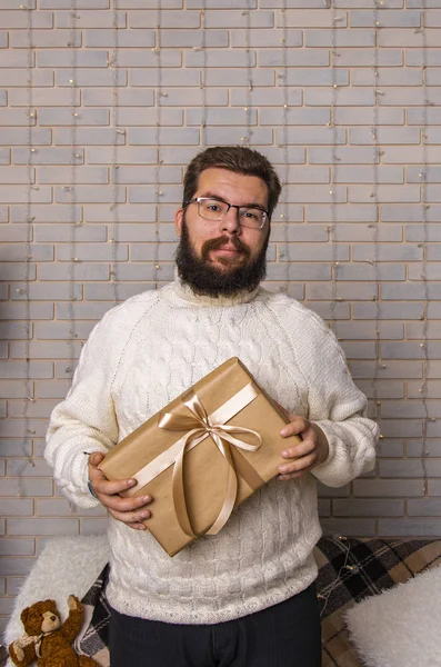 Navidad Simple Retrato Del Hombre Adulto Medio Barbudo Gafas Mirando —  Fotos de Stock