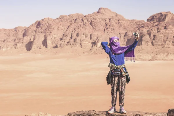 Wadi Rum Jordanien Mellanöstern Resor Fotografi Ung Flicka Hijab Muslimska — Stockfoto