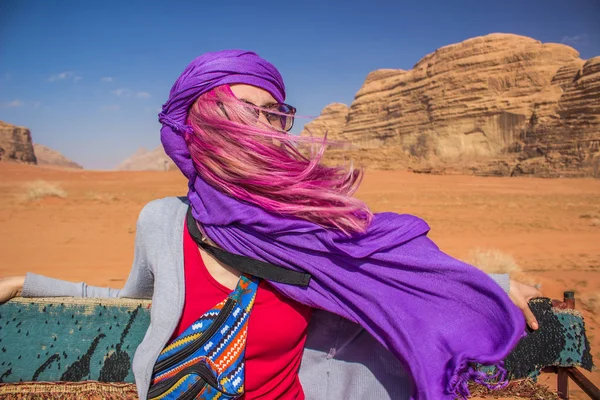 Nieformalny Dziewczyna Portret Różowym Trzepotanie Włosów Wietrze Arabski Hidżab Kapelusz — Zdjęcie stockowe