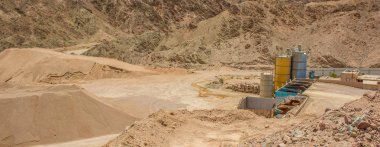 Çöl kuru kum taşı ocağı terk edilmiş fabrika sanayi tesisleri tanklar ve stok manzarası 