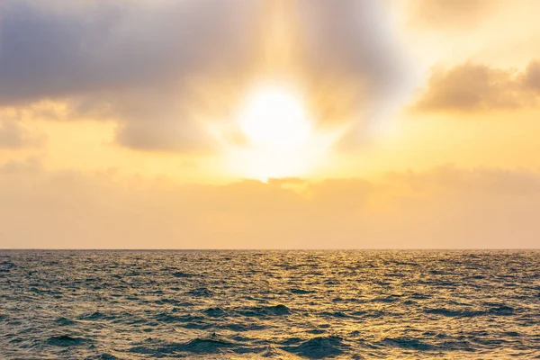 Gün Batımı Cennet Manzaralı Deniz Manzaralı Turuncu Gökyüzünde Işık Huzmeleri — Stok fotoğraf