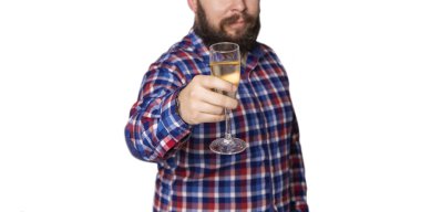 Sakallı adam izole edilmiş beyaz stüdyo geçmişine kadeh kaldırıyor. 