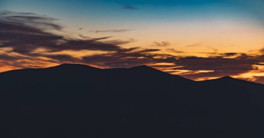 Dağ sırtı silueti gün batımı gökyüzü görkemli manzara duvar kağıdı arkaplan resmi ile metin için boş kopya alanı ya da yazıt 