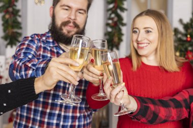 Şirket partisinde şampanya kadehleriyle Noel şirketi erkek ve kadın portresi