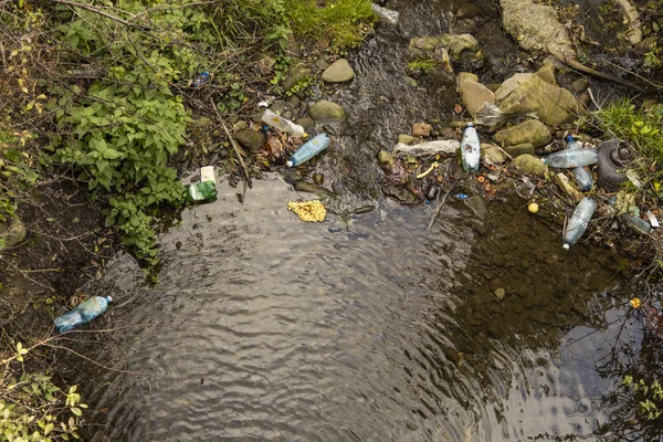 Plastic Flessen Afval Rivier Vervuiling Door Menselijk Afval Top View — Stockfoto
