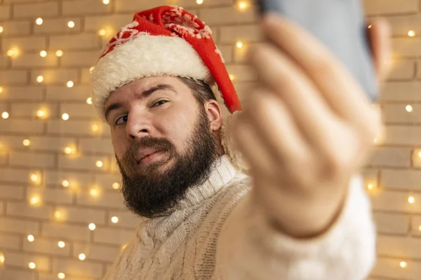 Retrato Selfie Navidad Hombre Barbudo Adulto Joven Habitación Interior Decorada —  Fotos de Stock
